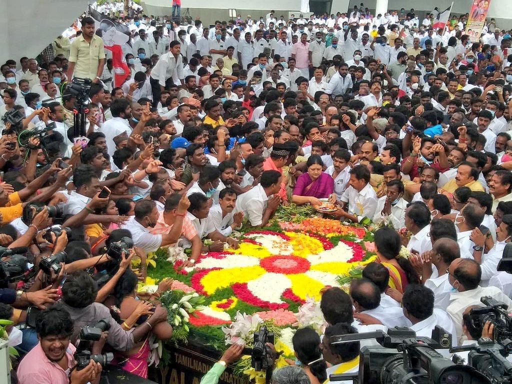 <div class="paragraphs"><p>VK Sasikala pays floral tribute to former TN CM Jayalilithaa's memorial at Chennai</p></div>