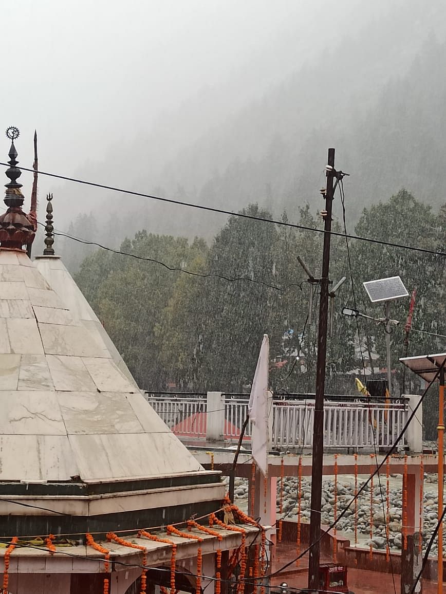 IMD issued a red alert with a forecast of heavy to very heavy rainfall at many places in Uttarakhand.