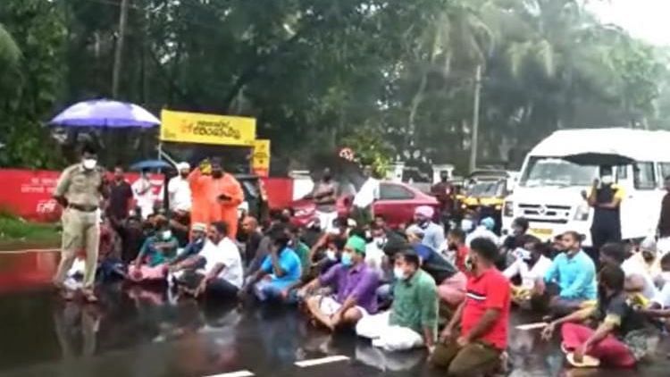 <div class="paragraphs"><p>Fishermen blocked the national highway in Ponnani on Sunday, 17 October protesting to continue the search operation.</p></div>