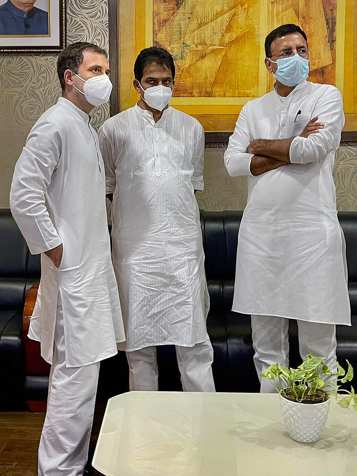 <div class="paragraphs"><p>Lucknow: Congress leaders Rahul Gandhi, Randeep Surjewala and KC Venugopal arrive at Lucknow airport.</p></div>