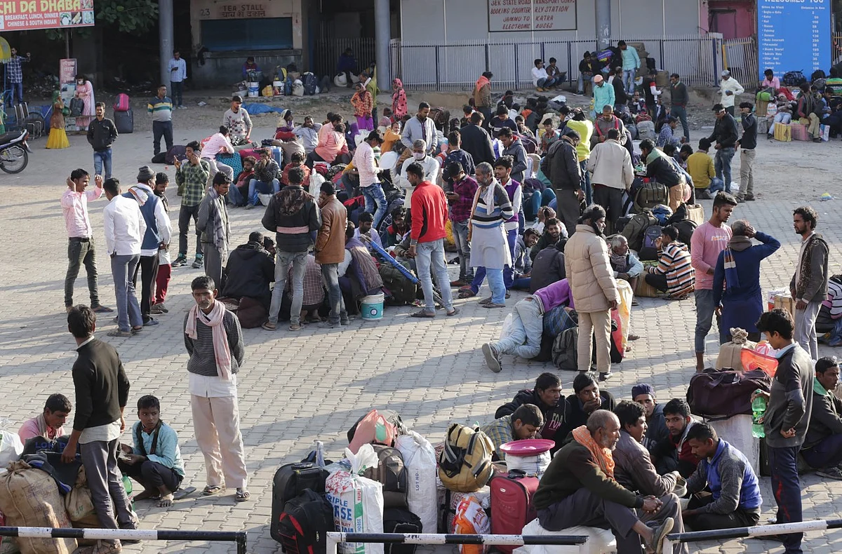 <div class="paragraphs"><p>Jammu: Panic-stricken migrant labourers arrive at a railway station, as they plan to leave the state, in Jammu</p></div>