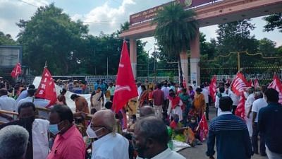 <div class="paragraphs"><p>Tiruvallur: Retrenched and permanent contract workers of Hindustan Motors protest demanding land or permanent job.</p></div>