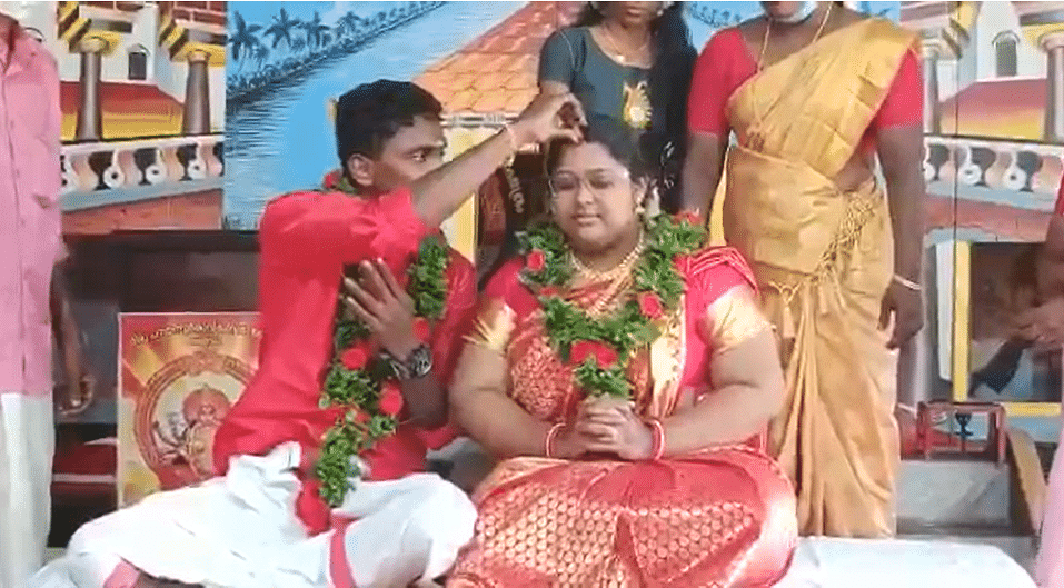 Kerala Couple Braves Flood to Reach Wedding Venue in a Cooking Vessel
