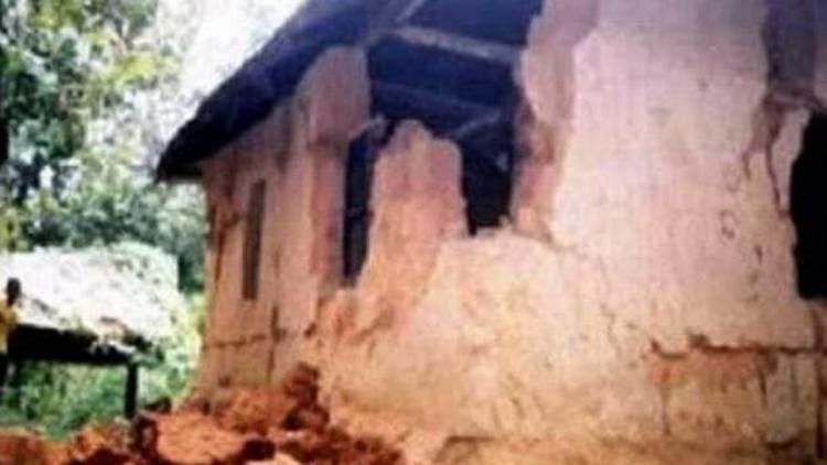 <div class="paragraphs"><p>Seven people of a family died after a house collapsed at Badal-Ankalgi village in Belagavi taluk in Belagavi district in Karnataka on Wednesday following heavy rain, police officials said.</p></div>