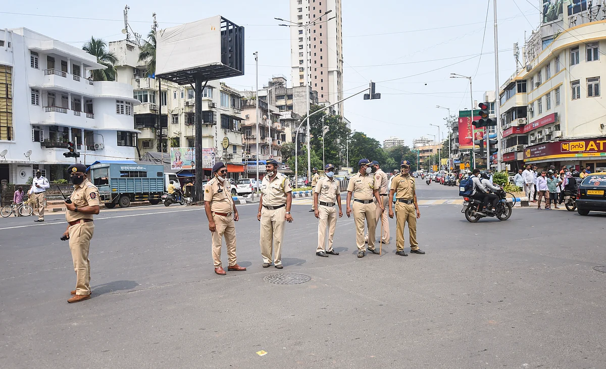 <div class="paragraphs"><p>Police personnel stand guard at Worli junction.</p></div>