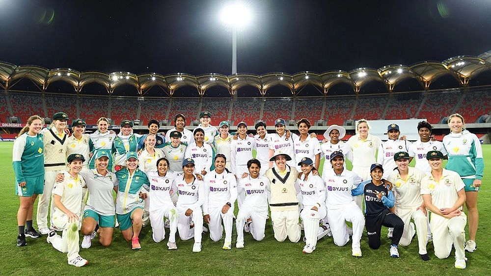 <div class="paragraphs"><p>India and Australia players after the Pink Ball Test.</p></div>