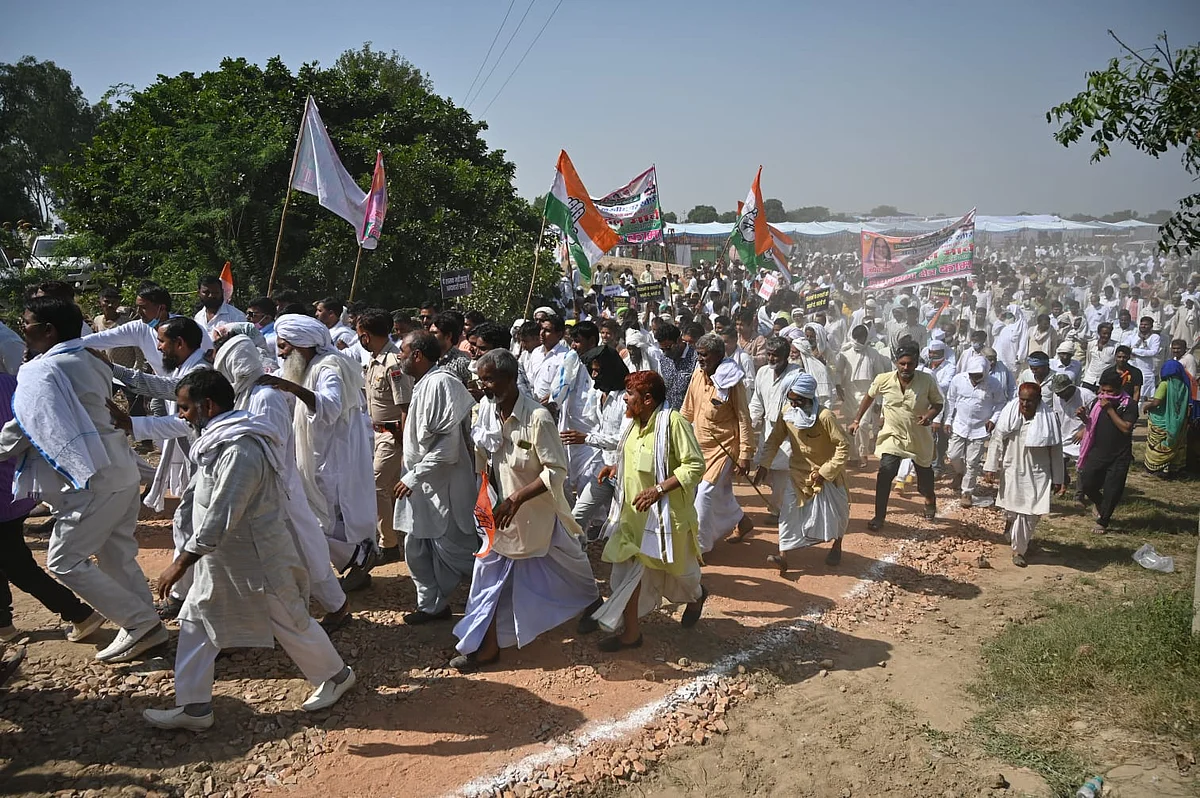 Lakhimpur: 2 Arrested; Priyanka Gandhi Meets Kin of Slain Farmers in Bahraich