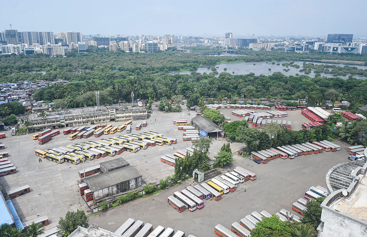 <div class="paragraphs"><p>Brihanmumbai Electric Supply and Transport (BEST) buses parked at Dharavi bus depot during the Maharashtra Bandh.</p></div>