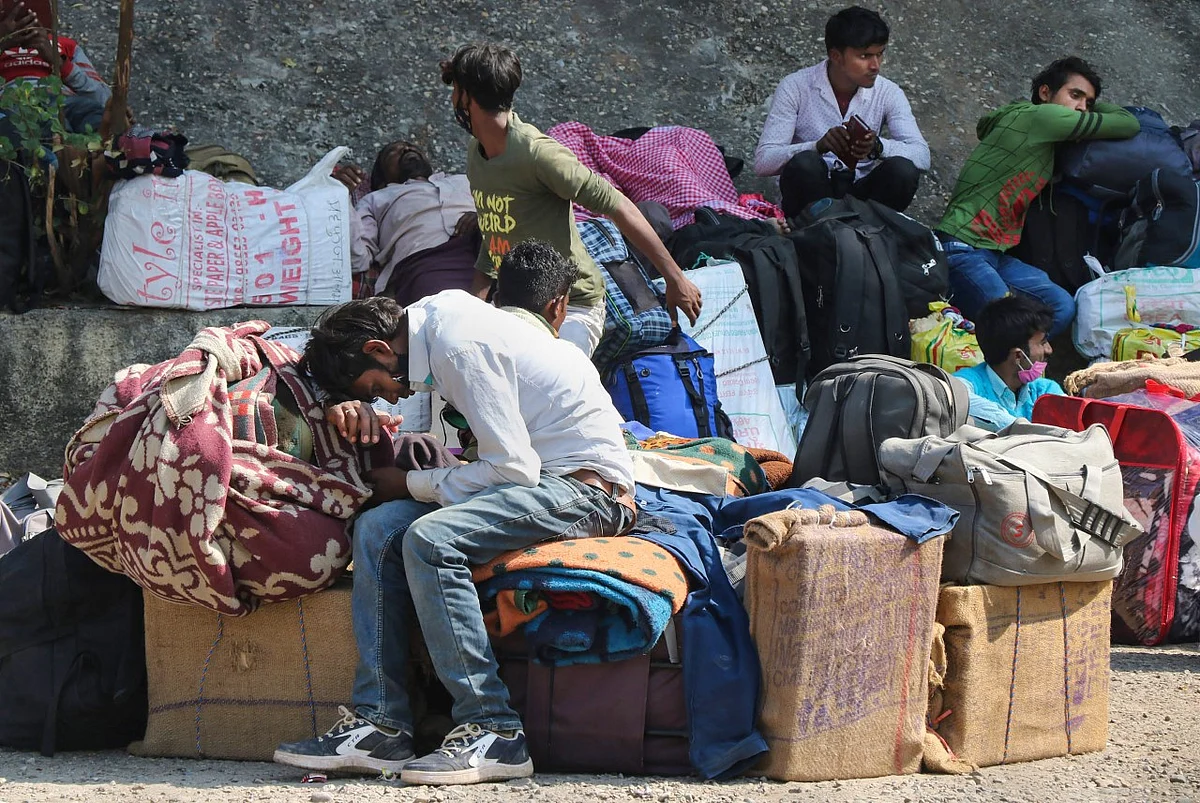 <div class="paragraphs"><p>Jammu: Migrant labourers arrive at a railway station, as they plan to leave the state following recent terrorist attacks on non-locals, in Jammu</p></div>