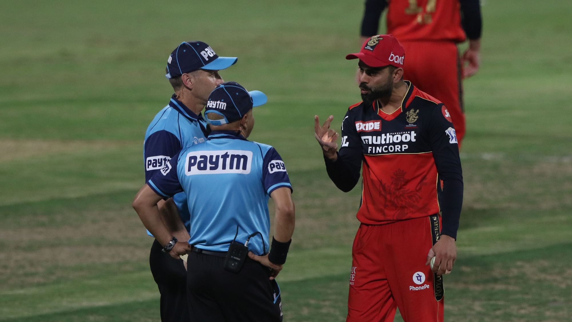 <div class="paragraphs"><p>Virat Kohli speaks with the umpires.</p></div>
