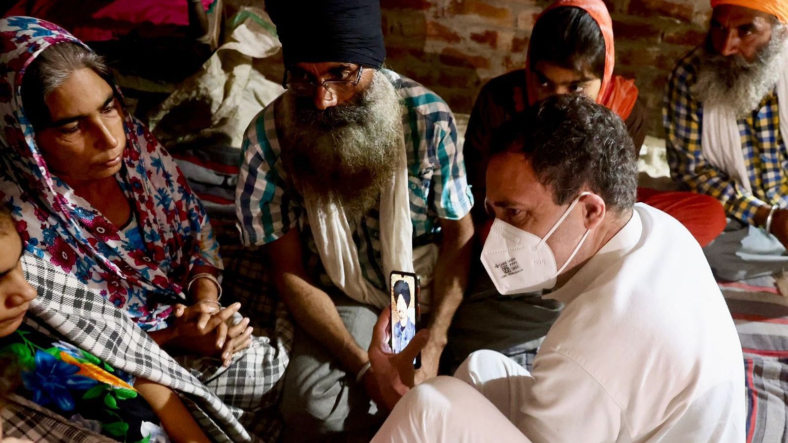 <div class="paragraphs"><p>Rahul Gandhi meets family of deceased farmer in Lakhimpur.</p></div>