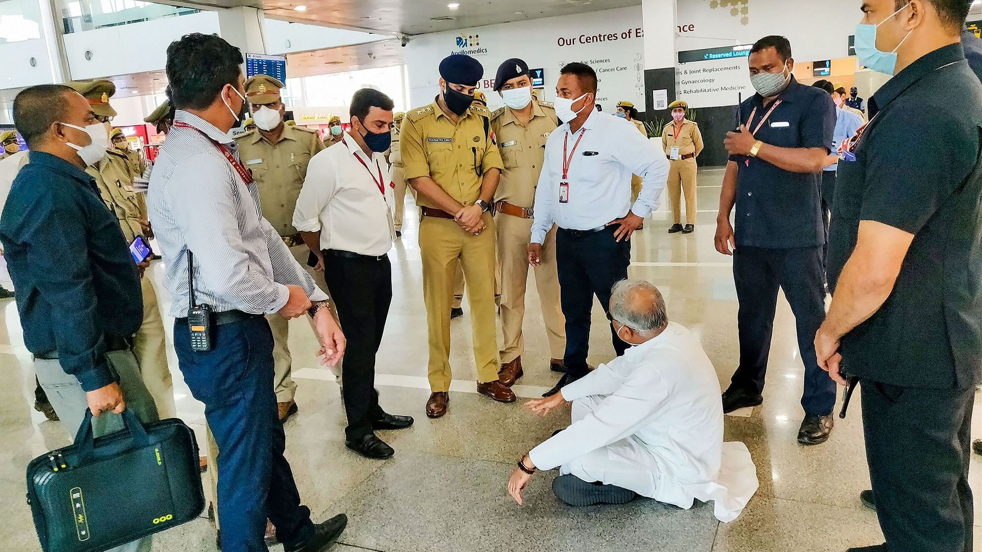 <div class="paragraphs"><p>Chhattisgarh CM Bhupesh Baghel sat on the floor after not being allowed to leave the Lucknow airport.</p></div>