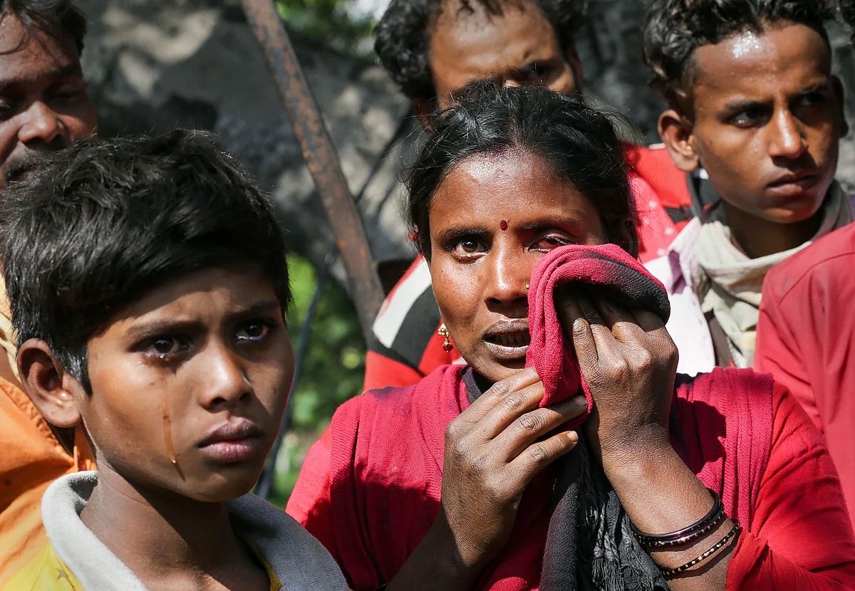<div class="paragraphs"><p>Panic-stricken migrant labourers arrive to Jammu from Kashmir on Monday, 18 October.</p></div>