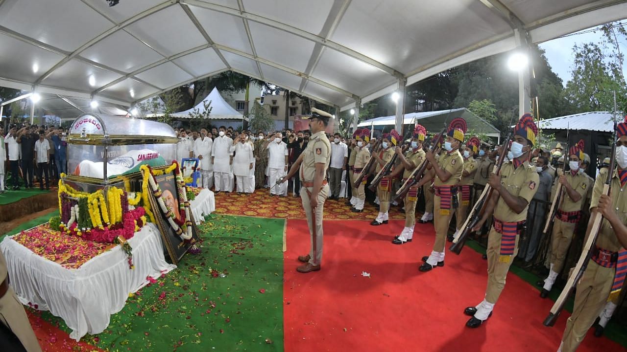 <div class="paragraphs"><p>Actor Puneeth Rajkumar's mortal remains being given state honours at Kanteerava Studios, Bengaluru.&nbsp;</p></div>