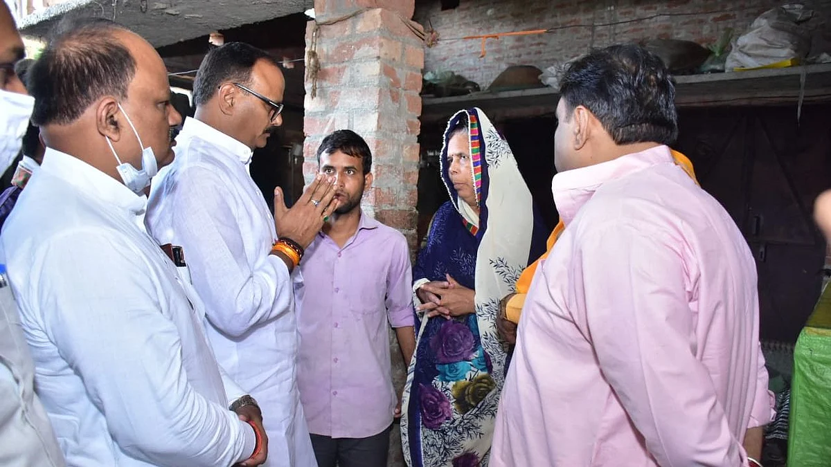 <div class="paragraphs"><p>Uttar Pradesh Minister Brajesh Pathak on Wednesday, 13 October, with Hari Om's family.</p></div>