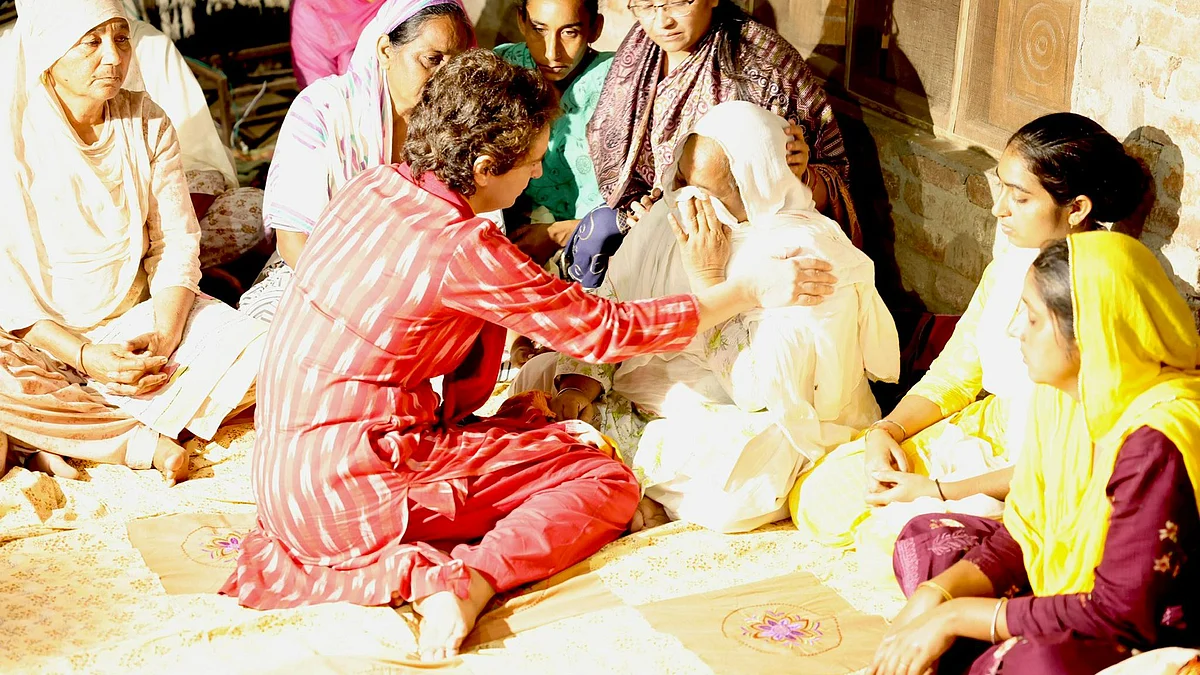 <div class="paragraphs"><p>Congress leader Priyanka Gandhi meets the family of Nachatar Singh, a 55-year-old <em>farmer </em>from Dhauraha tehsil, who, too, lost his life on Sunday.</p></div>