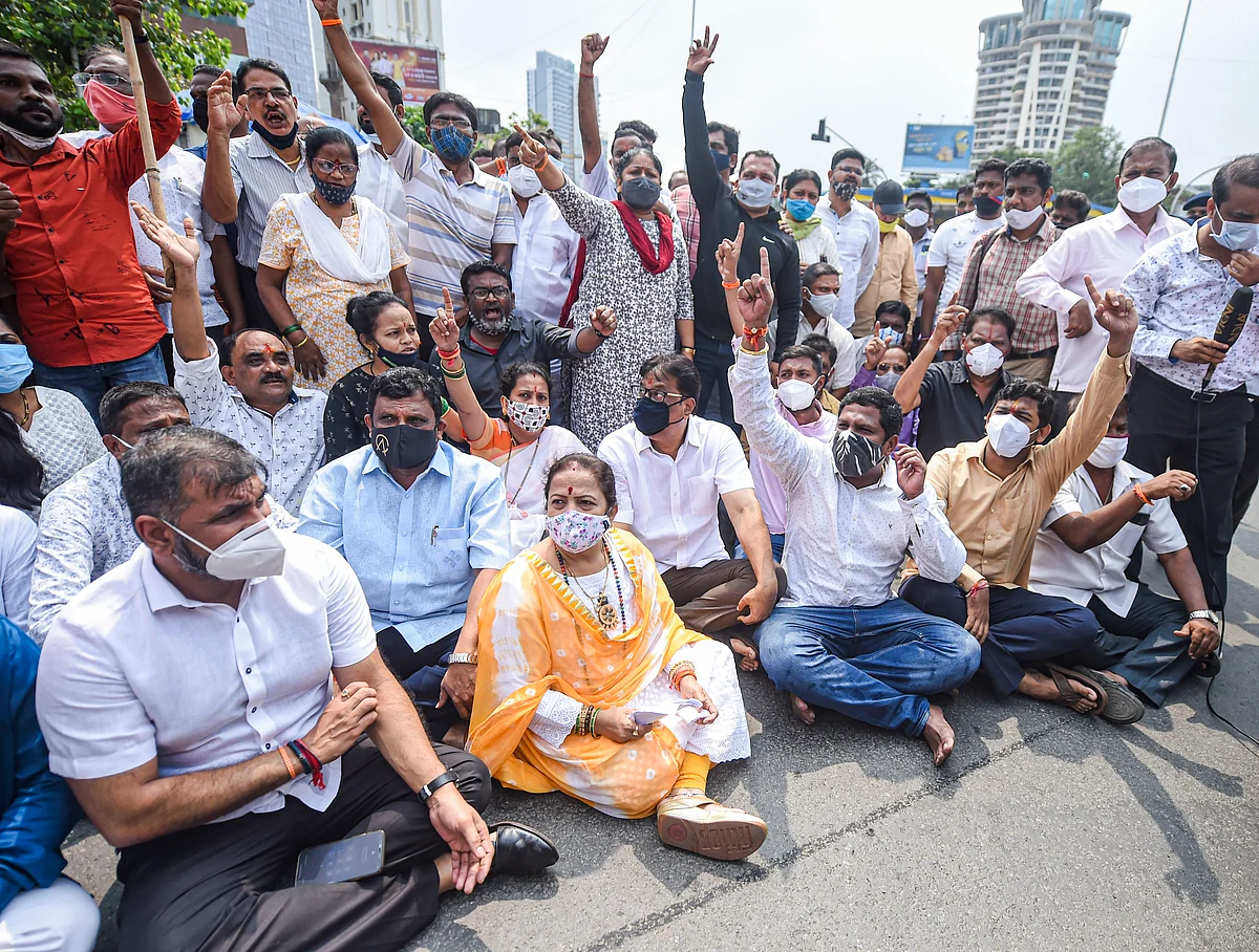 <div class="paragraphs"><p>Mumbai Mayor Kishori Pednekar along with Shiv Sena party workers protesting against the violence in Lakhimpur, at Worli junction.</p></div>
