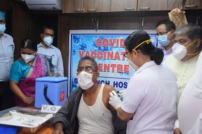 <div class="paragraphs"><p>Train passengers took Covid vaccine from health workers during a train that was turned into a COVID vaccination center Arogya Mobile Vaccination Unit  organised by Eastern Railway, Sealdah Division in Kolkata on 28 June 2021. </p></div>