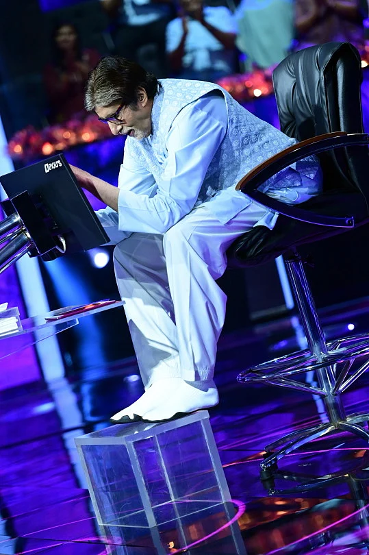 Amitabh Bachchan Shoots KBC 13 in ‘Excruciating Pain’; Shares Throwback Pics