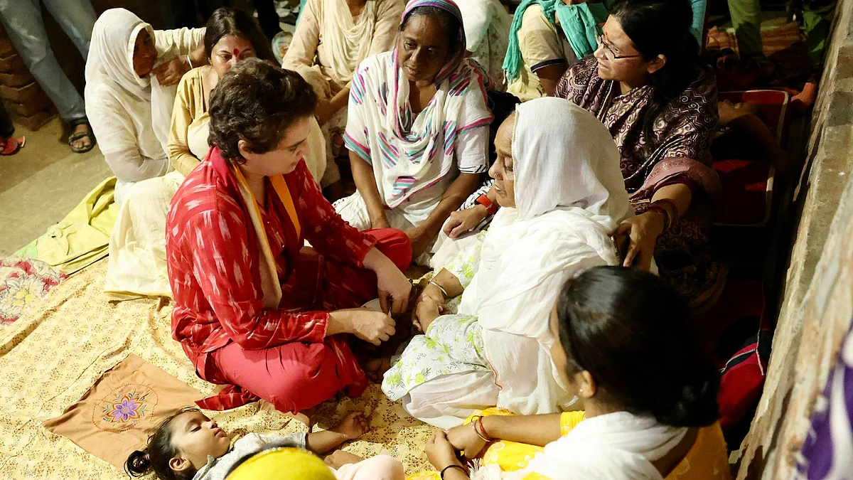 <div class="paragraphs"><p>Congress leader Priyanka Gandhi meets with the family of Nachatar Singh, a 55-year-old <em>farmer </em>from Dhauraha tehsil, who, too, lost his life on Sunday.</p></div>