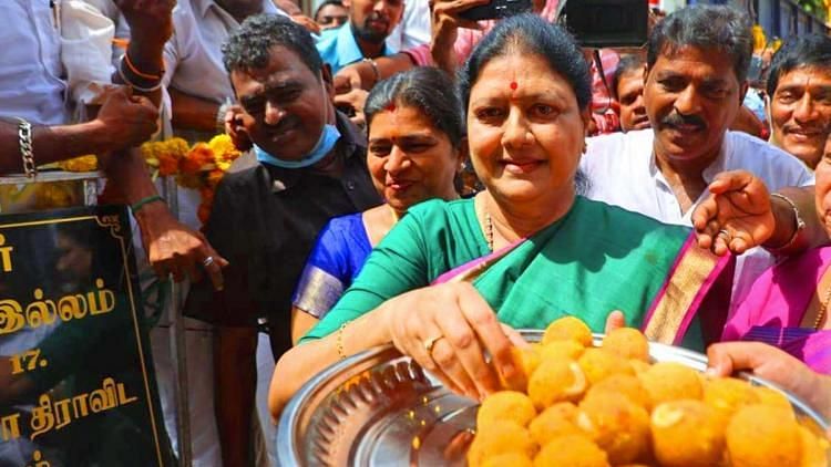 <div class="paragraphs"><p>VK Sasikala triggered a storm by unveiling a stone plaque that named her as the general secretary of AIADMK.</p></div>