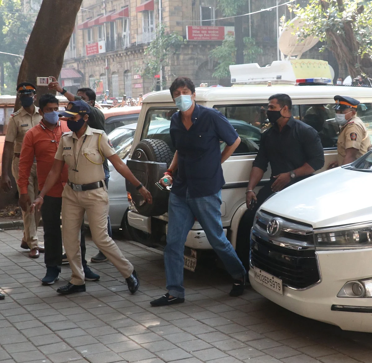 <div class="paragraphs"><p>Chunky Panday accompanies his daughter to the NCB office.</p></div>