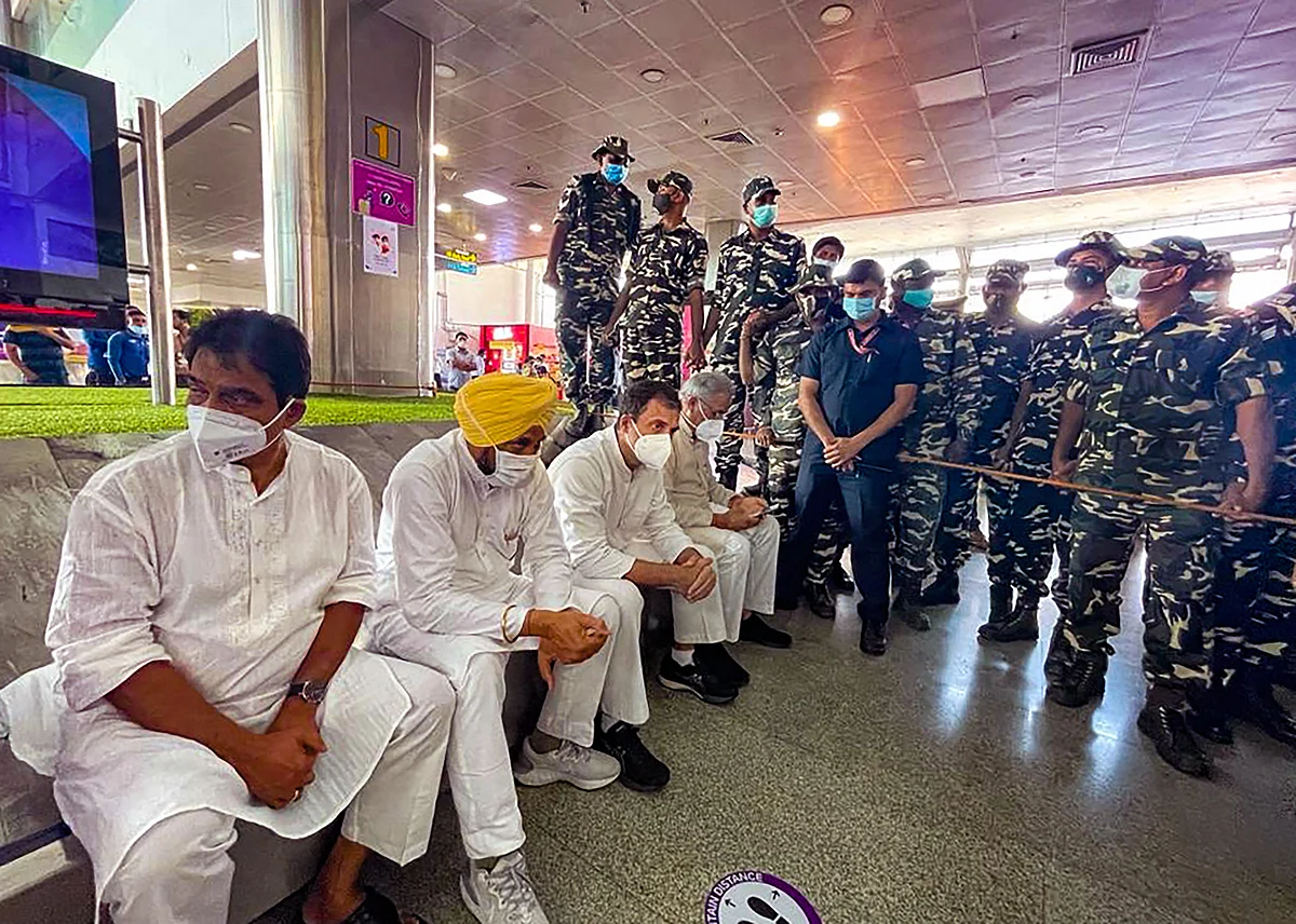 <div class="paragraphs"><p>Lucknow: Congress leader Rahul Gandhi along with party leader KC Venugopal, Punjab CM Charanjit Singh Channi and Chhattisgarh CM Bhupesh Baghel at Lucknow airport, UP, to meet families of farmers who lost their lives in Lakhimpur Kheri violence.</p></div>