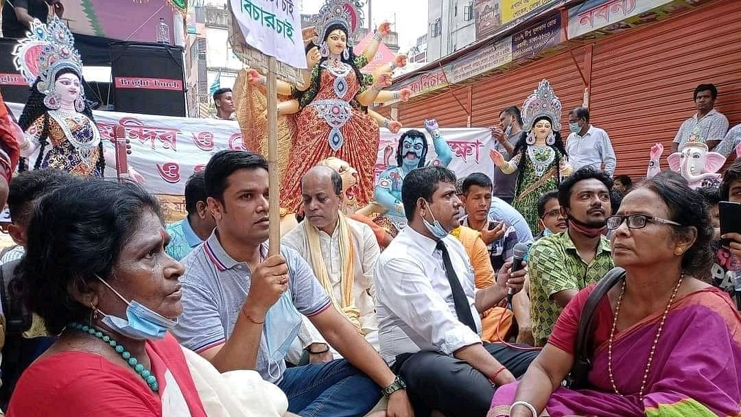 <div class="paragraphs"><p>People in Bangladesh protest against the alleged incidents of vandalism of Hindu temples and idols.</p></div>