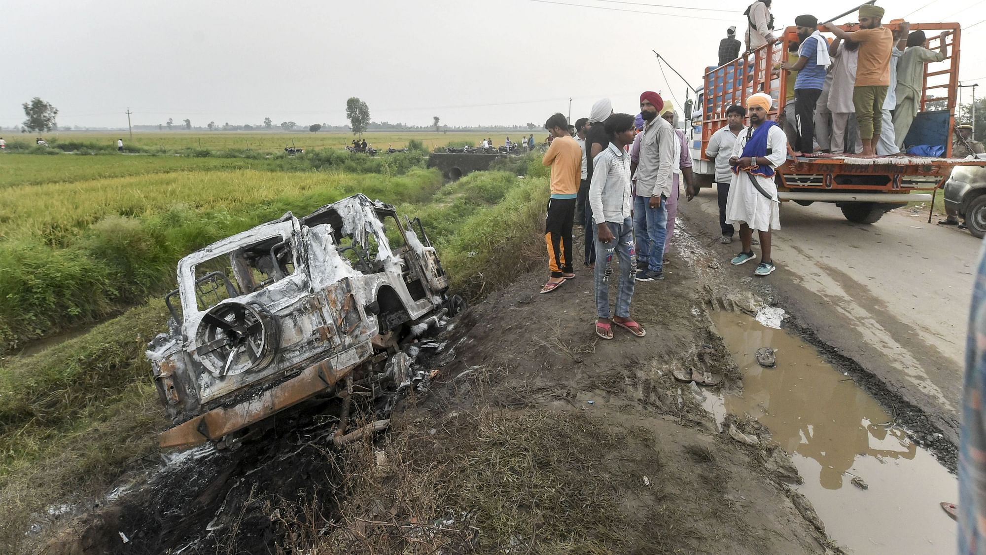 <div class="paragraphs"><p>Lakhimpur Kheri: People take a look at the overturned SUV which was destroyed in Sunday's incidents during farmers protest, at Tikonia area of Lakhimpur Kheri district, on Monday, 4 October.</p></div>