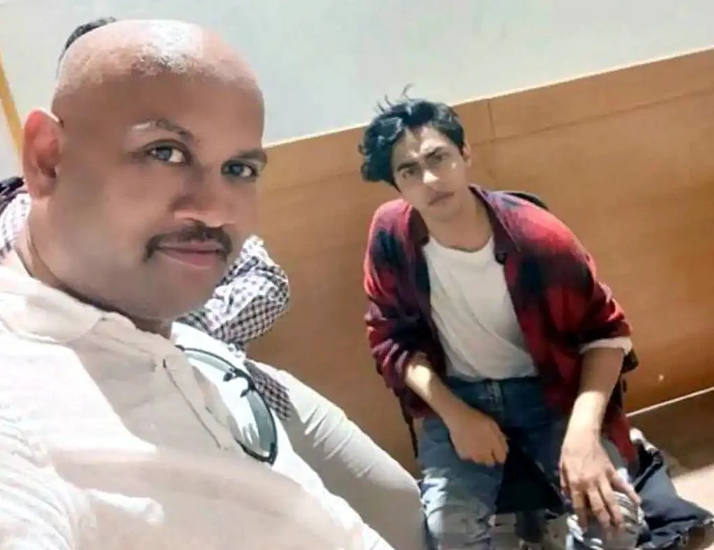 <div class="paragraphs"><p>Malik has claimed that a private person named KP Gosavi escorted Aryan Khan to the NCB office & even clicked a selfie with him.</p></div>