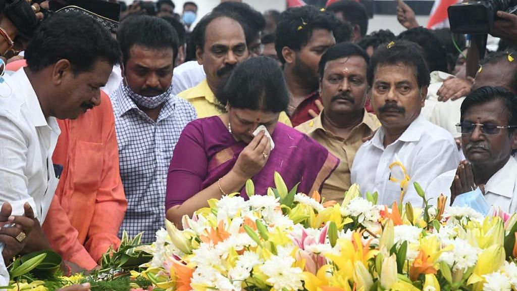 Emotional Sasikala Pays Tribute to Former TN CM Jayalalithaa at Her Memorial