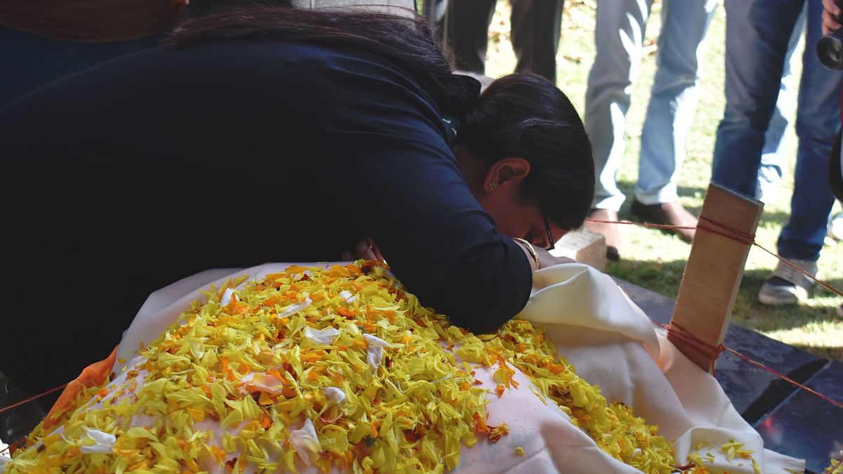 <div class="paragraphs"><p>Makhan Lal Bindroo's family conducting his last rites.&nbsp;</p></div>