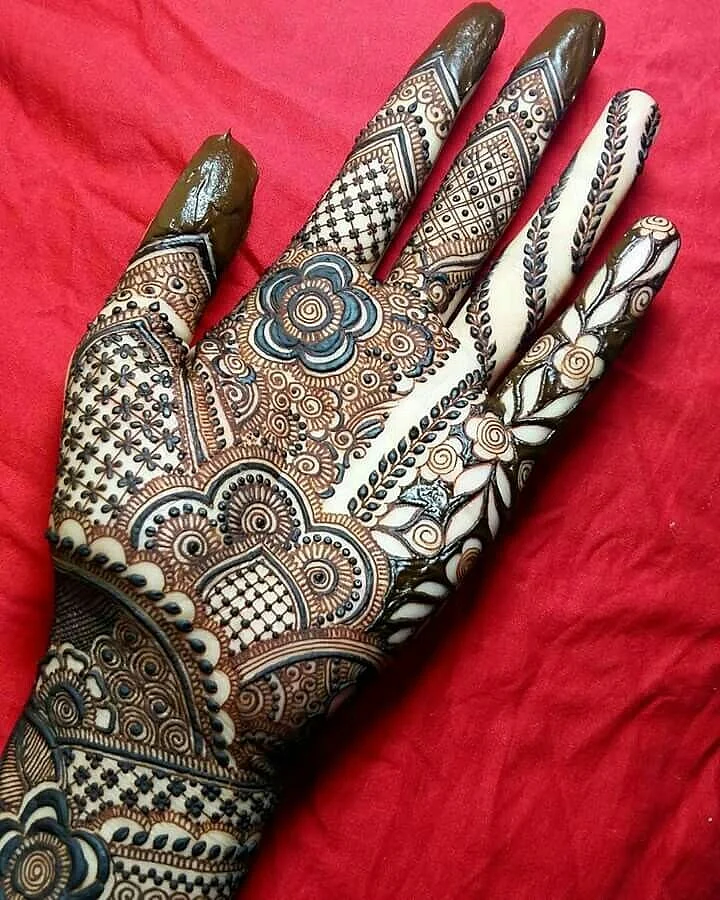<div class="paragraphs"><p>Karwa Chauth Mehndi Design</p></div>
