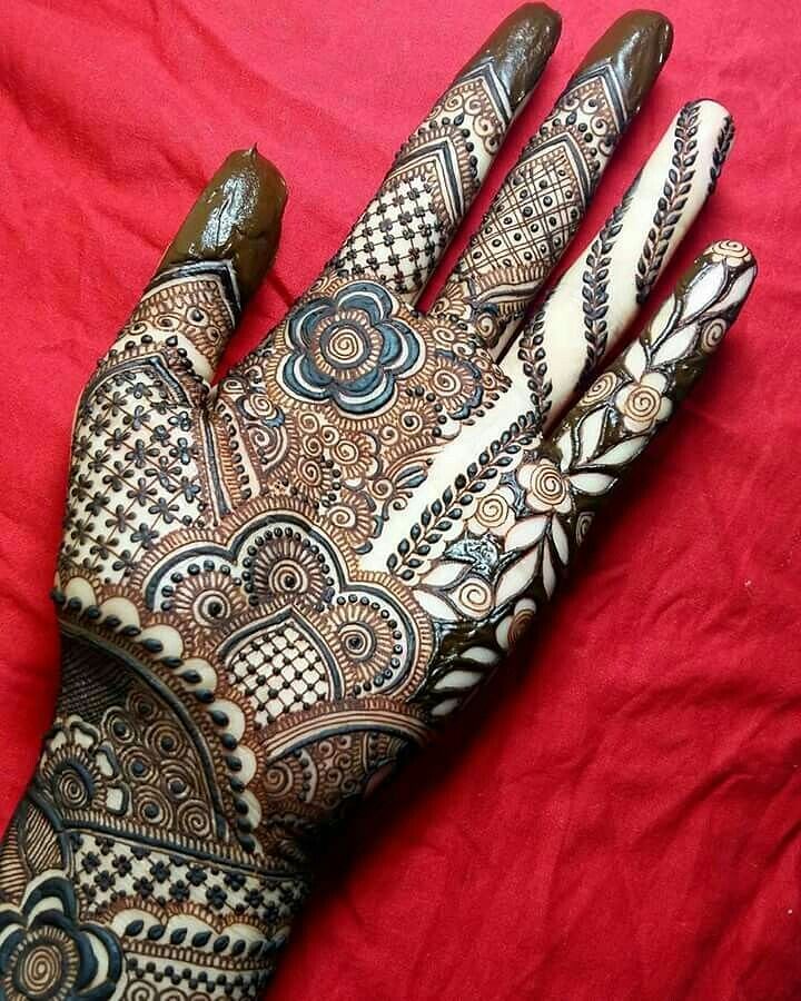 Here are some beautiful, easy and latest Mehndi Designs for Karwa Chauth 2021.
