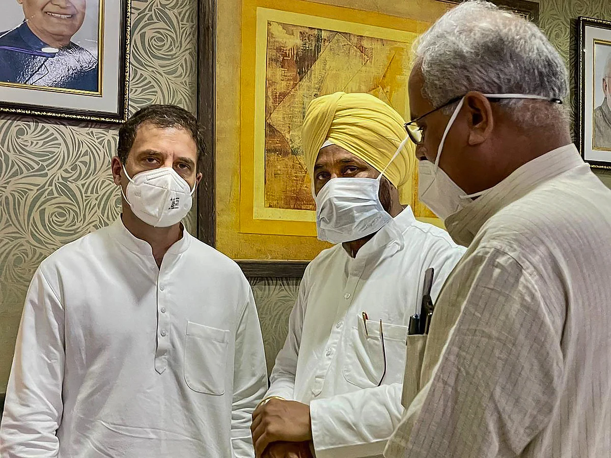 <div class="paragraphs"><p>Lucknow: Congress leaders Rahul Gandhi and Punjab CM Charanjit Singh Channi arrive at Lucknow airport.</p></div>