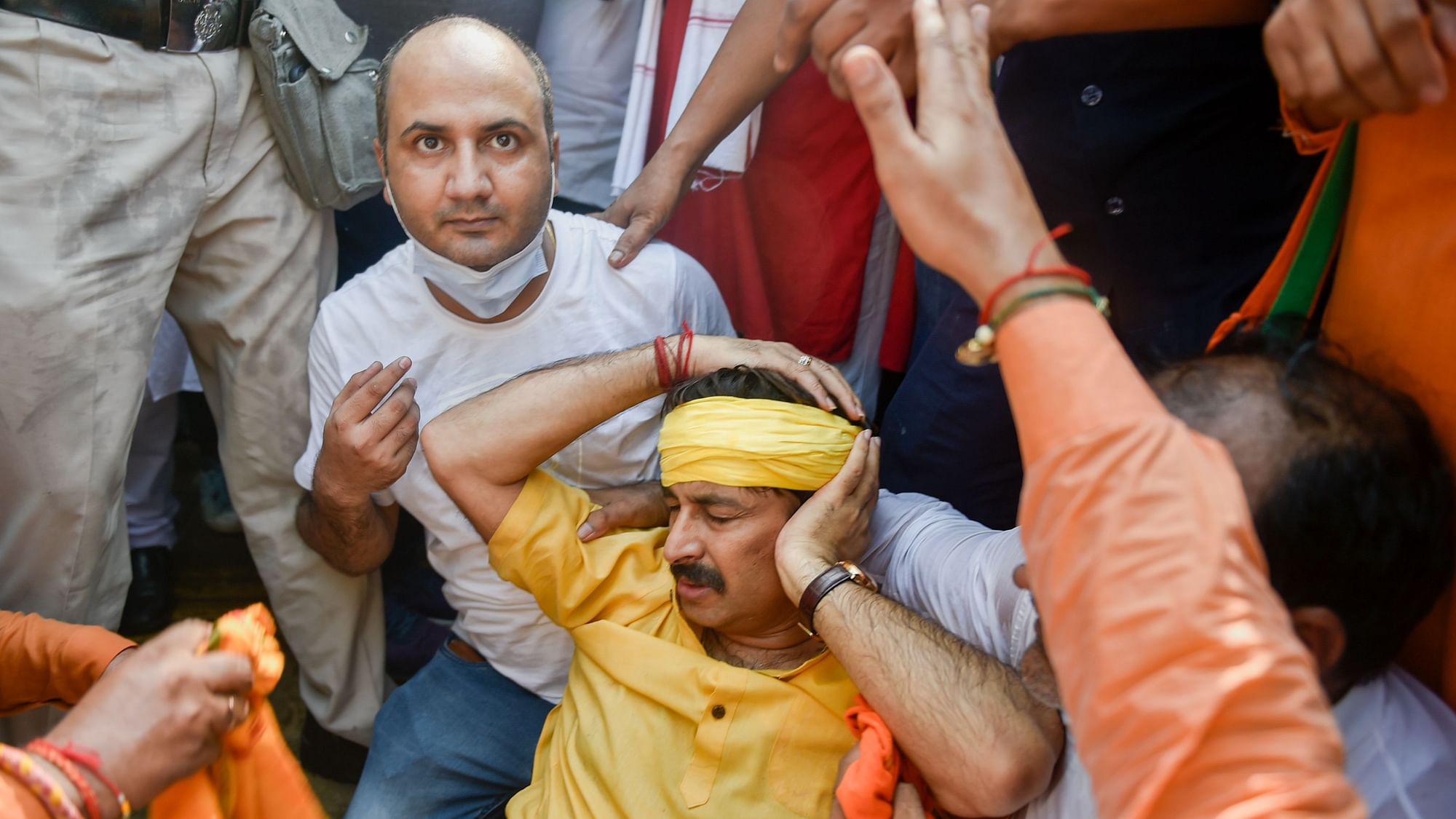 <div class="paragraphs"><p>Delhi BJP MP Manoj Tiwari gets hurt during the protest against Delhi CM Arvind Kejriwal, 12 Ocotber.</p></div>