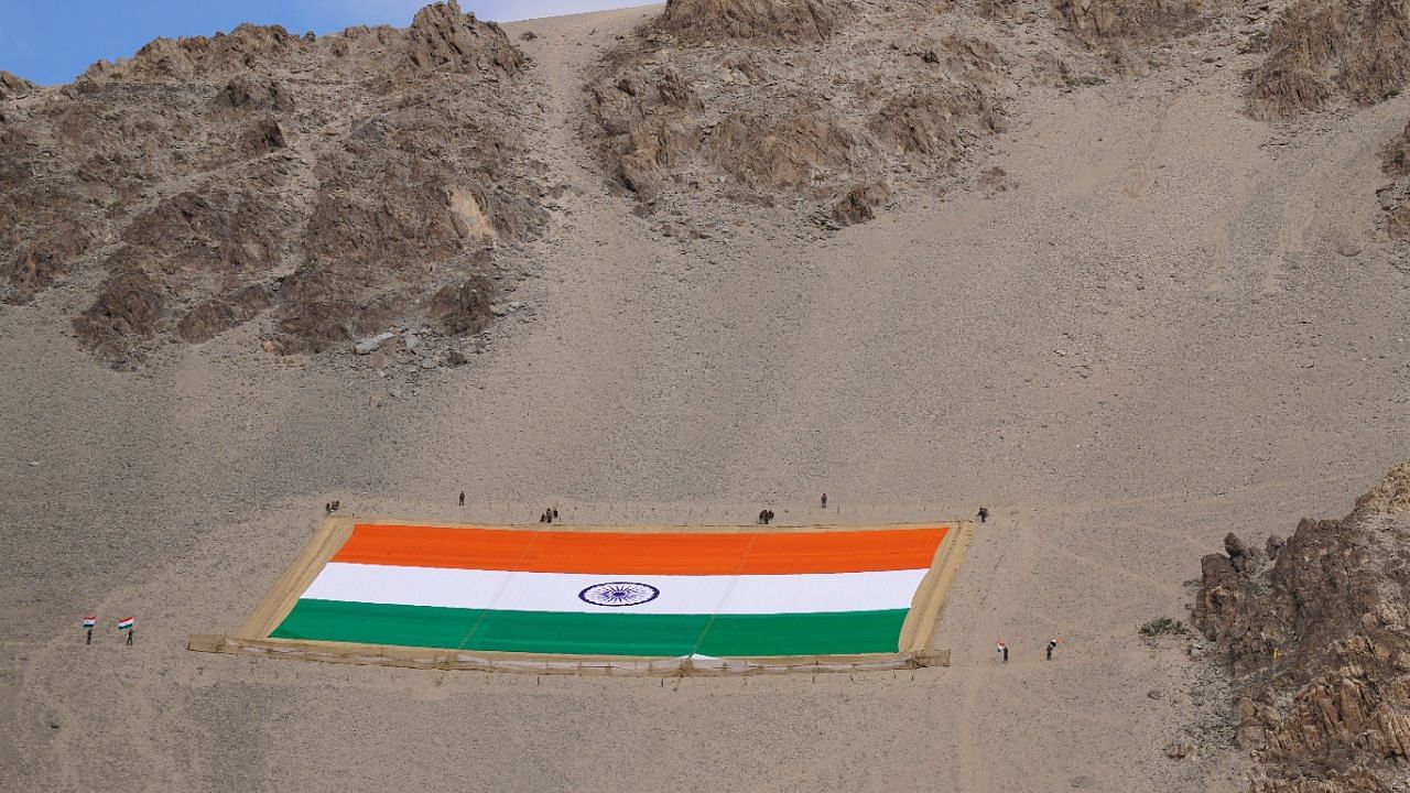 <div class="paragraphs"><p>Ladakh Lieutenant Governor (LG) RK Mathur on Saturday, 2 October unveiled the world's largest national flag made of khadi.</p></div>