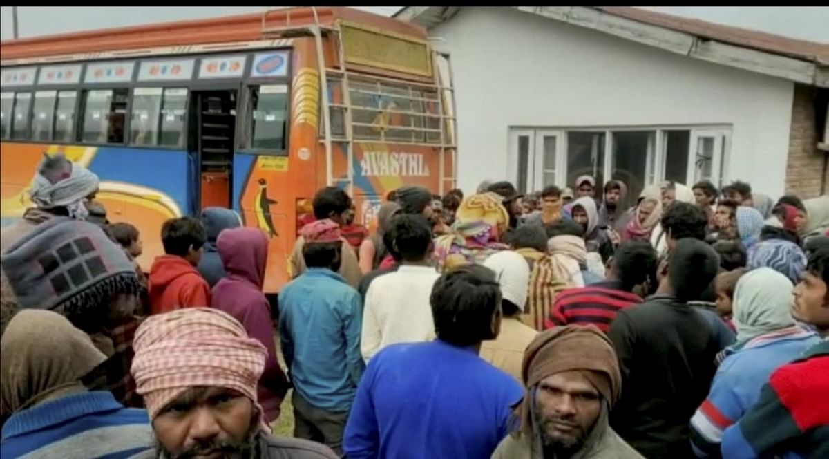 <div class="paragraphs"><p>Pulwama: Migrant labourers leave from Pulwama in South Kashmir following the killing of non-local labourers by terrorists</p></div>