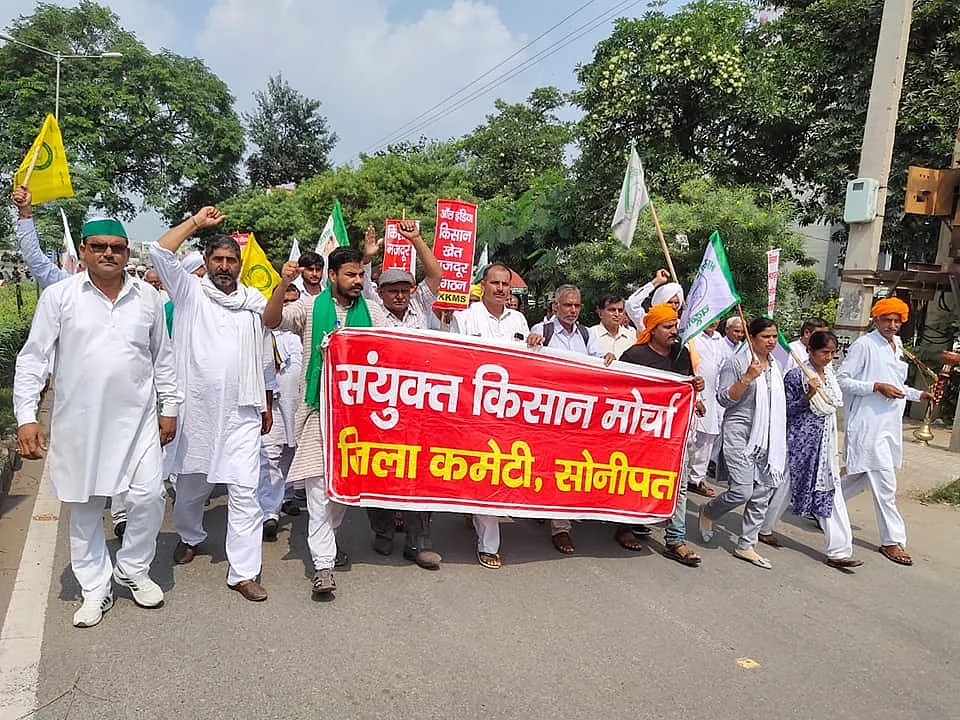 <div class="paragraphs"><p>Farmers protesting in front of Sonipat's BJP MP Ramesh Kaushik's house.</p></div>