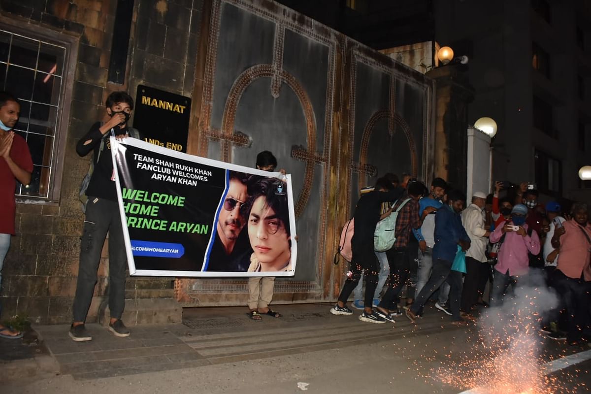 <div class="paragraphs"><p>Fans burst firecrackers outside Shah Rukh Khan's residence Mannat.</p></div>