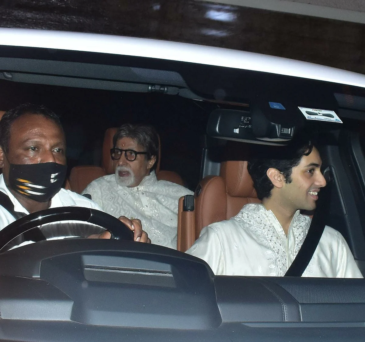 <div class="paragraphs"><p>Amitabh Bachchan clicked outside Pratiksha on Diwali.</p></div>