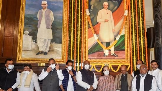 <div class="paragraphs"><p>Sonia Gandhi with&nbsp;Mallikarjun Kharge, Anand Sharma and other leaders on Jawaharlal Nehu's birth anniversary.&nbsp;</p></div>