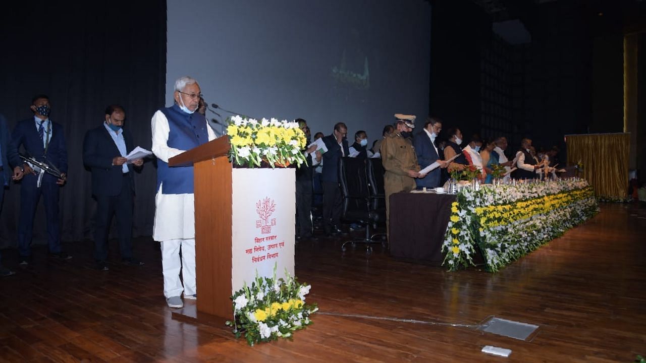 <div class="paragraphs"><p>Bihar Chief Minister Nitish Kumar and all public servants in the state took a pledge to abstain from consuming alcohol at Gyan Bhawan in Patna on Friday, 26 November.</p></div>