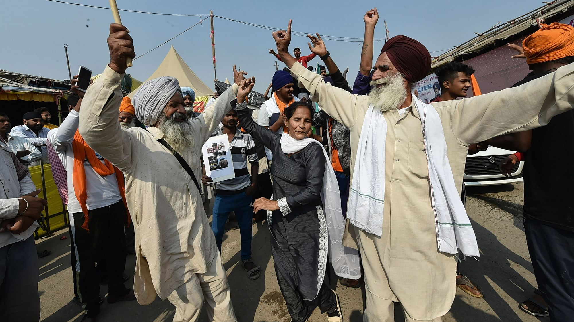 <div class="paragraphs"><p>Farmers celebrate after Prime Minister Narendra Modi announced the repealing of the three Central farm laws, at Singhu Border in New Delhi, Friday, 19 November. <br></p></div>