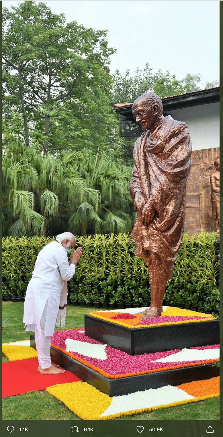 In the original photo, PM Modi can be seen bowing down before the statue of Mahatma Gandhi. 