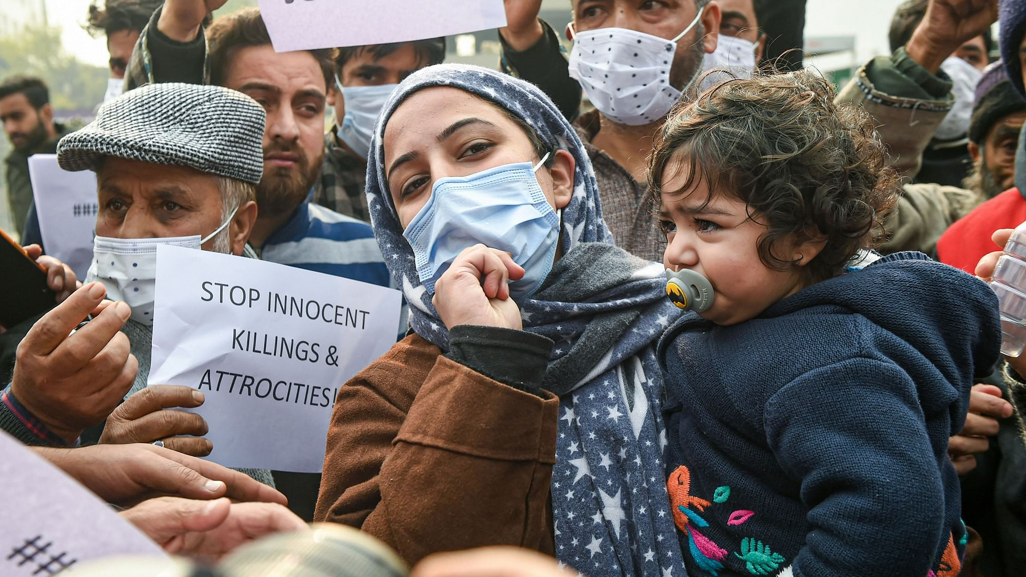 <div class="paragraphs"><p>Srinagar: Families members of Altaf Ahmad Bhat and Dr Mudasir Gul shout slogans and hold placards during a protest demanding a probe and return of the dead bodies, in Srinagar, Wednesday, 17 November.</p></div>