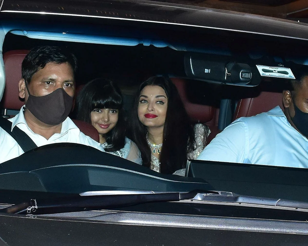 <div class="paragraphs"><p>Aishwarya and Aaradhya all decked out.</p></div>