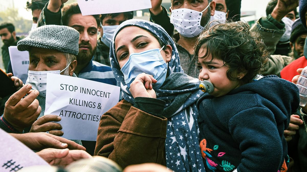 <div class="paragraphs"><p>Srinagar: Family members of Altaf Ahmad Bhat and Dr Mudasir Gul shout slogans and hold placards during a protest demanding a probe and return of the dead bodies, in Srinagar, Wednesday, 17 November.</p></div>