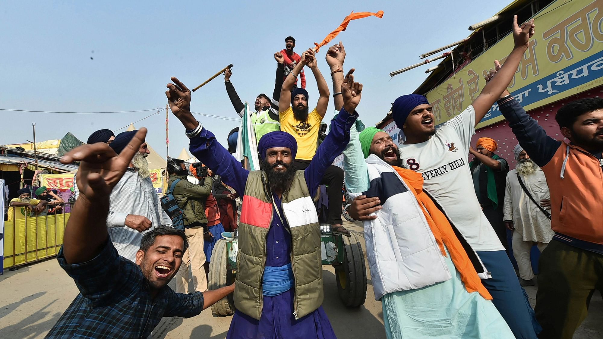 <div class="paragraphs"><p>New Delhi: Farmers celebrate after Prime Minister Narendra Modi announced the repealing of the three Central farm laws, at Singhu Border, 19 November.</p></div>