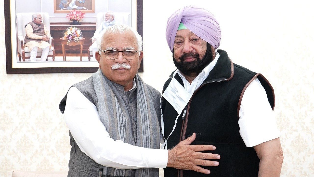 <div class="paragraphs"><p>Former Punjab Chief Minister Captain Amarinder Singh held a meeting with Haryana CM Manohar Lal Khattar at his residence in Chandigarh on Monday, 29 November.</p></div>